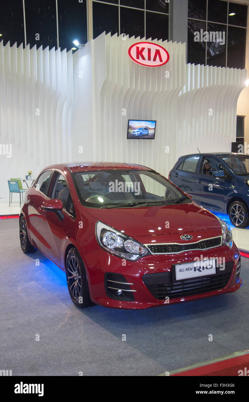 Makassar, Indonesia. 07 ott 2015. KIA presenta tutte le nuove serie di Rio a Makassar Automotive Expo di Makassar, Indonesia il 7 ottobre 2015. Sebbene il numero di vendite sono diminuite nel corso del primo semestre del 2015 a causa nazionale i problemi economici, non smettere di aziende del settore automotive per penetrare il mercato attraverso la vendita diretta o mostre. Credito: Yermia Riezky Santiago/Alamy Live News Foto Stock