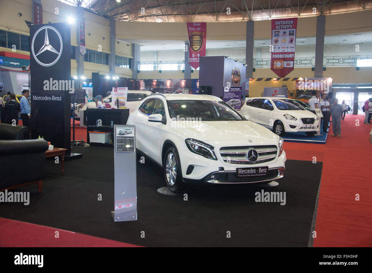 Makassar, Indonesia. 07 ott 2015. Mercedes-Benz stand a Makassar Automotive Expo di Makassar, Indonesia il 7 ottobre 2015. Sebbene il numero di vendite sono diminuite nel corso del primo semestre del 2015 a causa nazionale i problemi economici, non smettere di aziende del settore automotive per penetrare il mercato attraverso la vendita diretta o mostre. Credito: Yermia Riezky Santiago/Alamy Live News Foto Stock