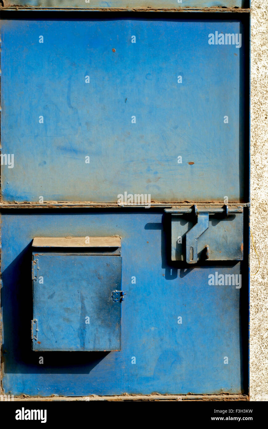 Porta blu con un dispositivo di chiusura a scatto e una casella postale presso ; Rajkot ; Gujarat ; India Foto Stock