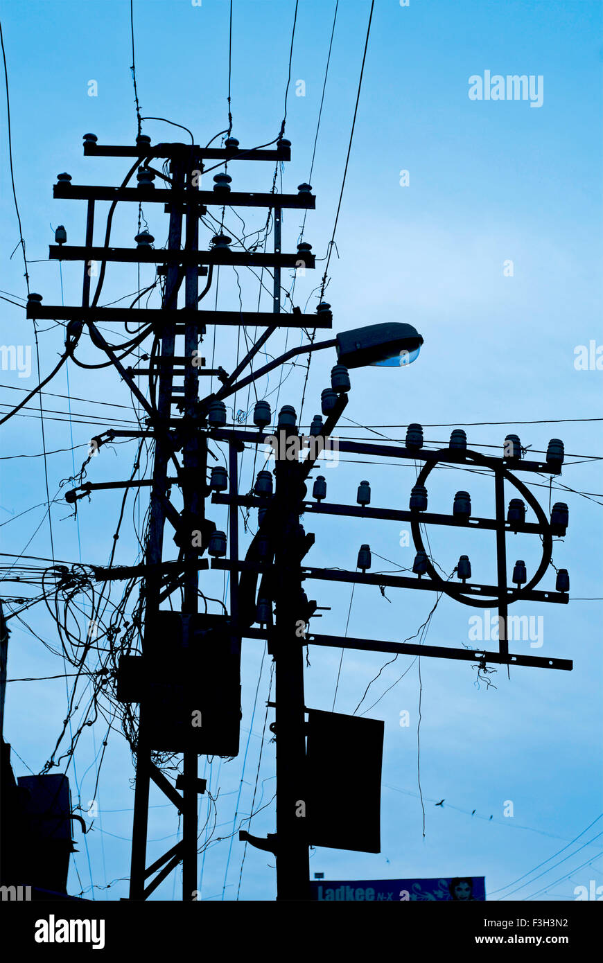 Il caos di cavi elettrici sospesi su pali a Rajkot ; Gujarat ; India Foto Stock