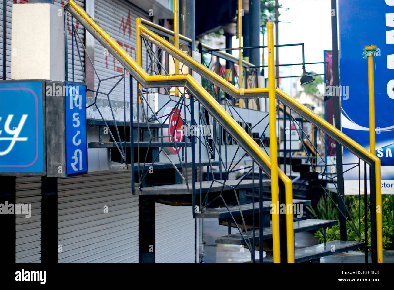 Aprire acciaio nero scala con ringhiera gialla di un edificio a Rajkot ; Gujarat ; India Foto Stock