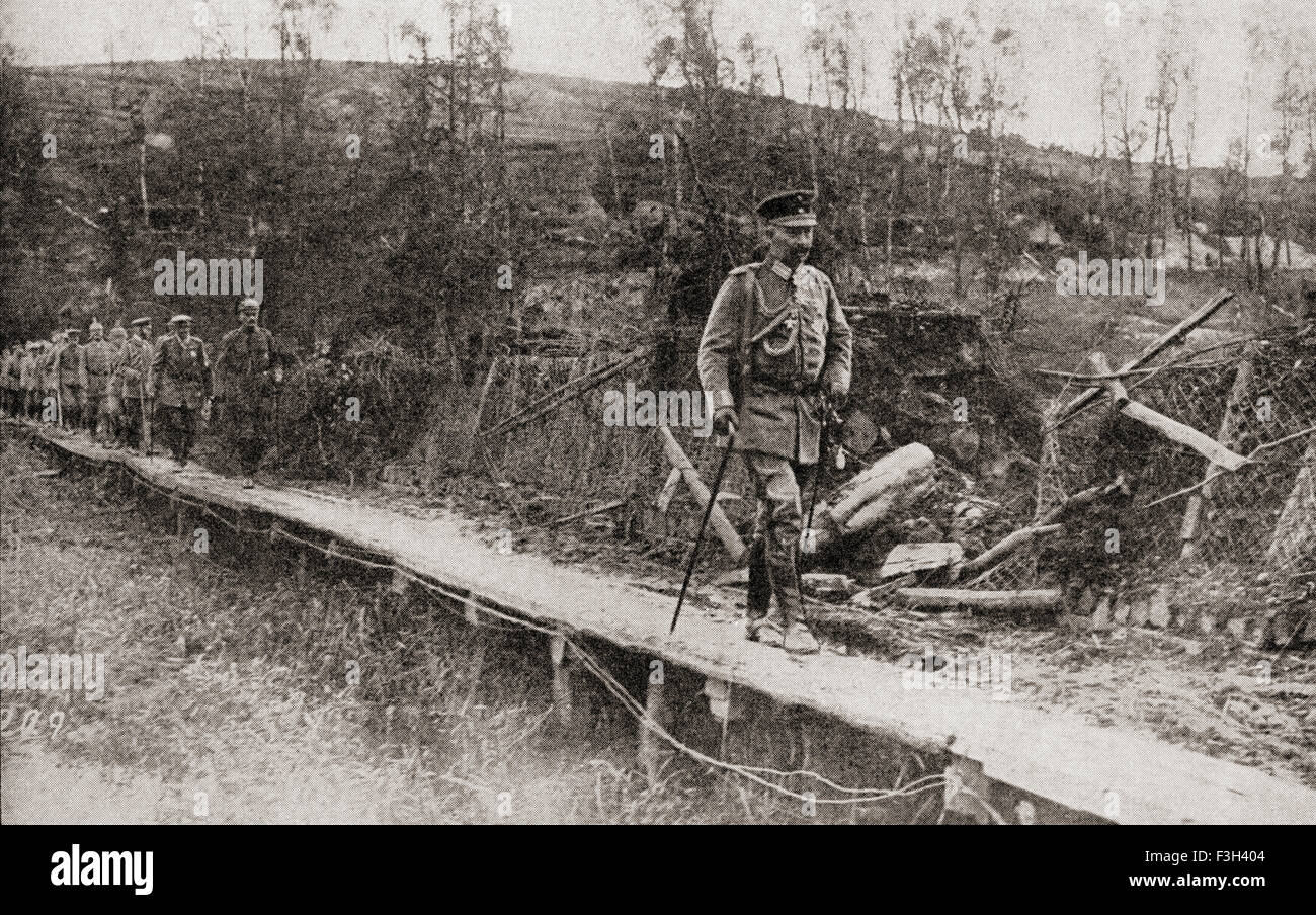 Il Kaiser Guglielmo II o di Guglielmo II, 1859 - 1941. Ultimo Imperatore Tedesco. Visto qui di ispezionare la zona di guerra durante la prima guerra mondiale. Foto Stock