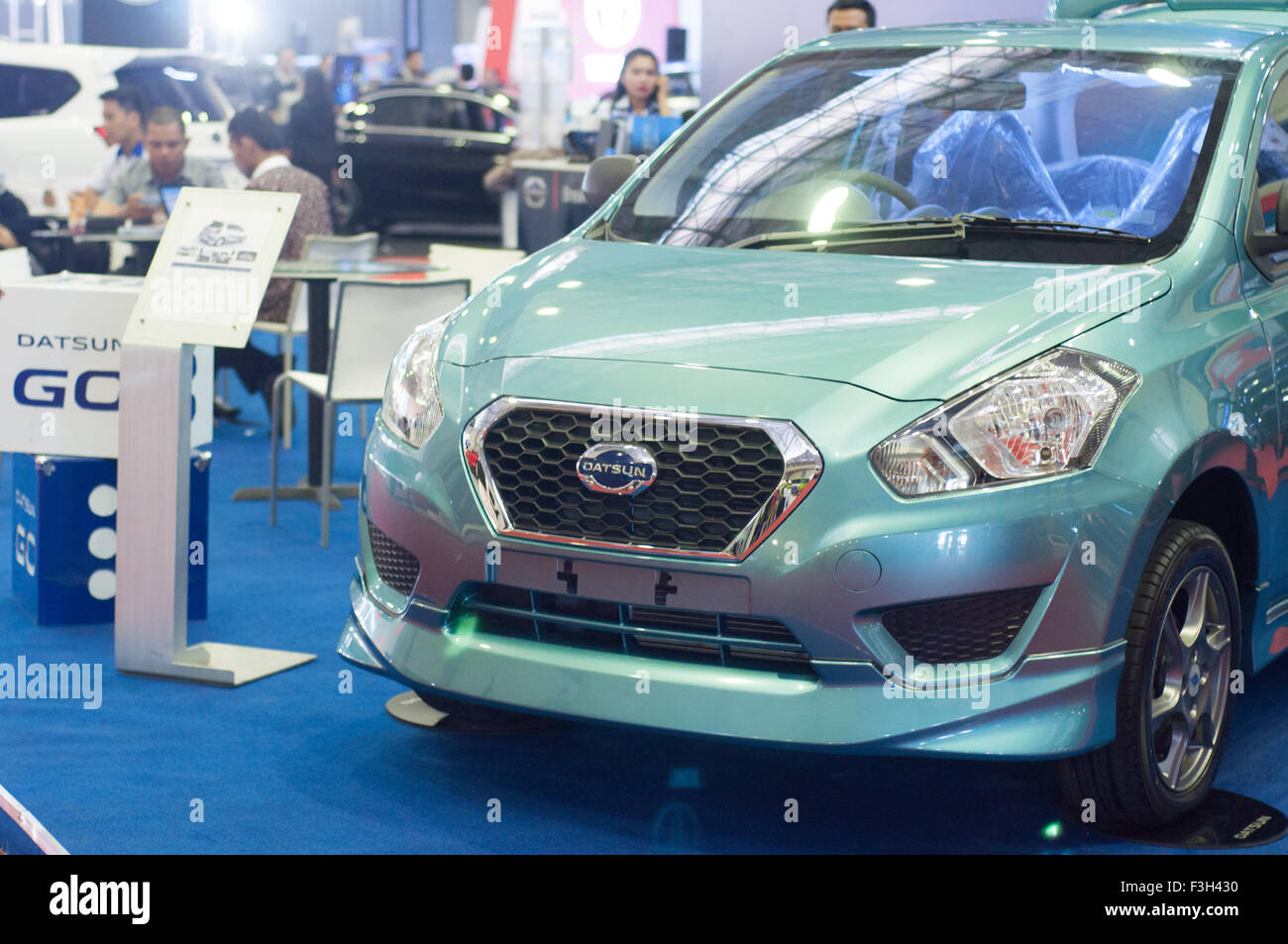Makassar, Indonesia. 07 ott 2015. Datsun presenta la serie vai a Makassar Automotive Expo di Makassar, Indonesia il 7 ottobre 2015. Sebbene il numero di vendite sono diminuite nel corso del primo semestre del 2015 a causa nazionale i problemi economici, non smettere di aziende del settore automotive per penetrare il mercato attraverso la vendita diretta o mostre. Credito: Yermia Riezky Santiago/Alamy Live News Foto Stock