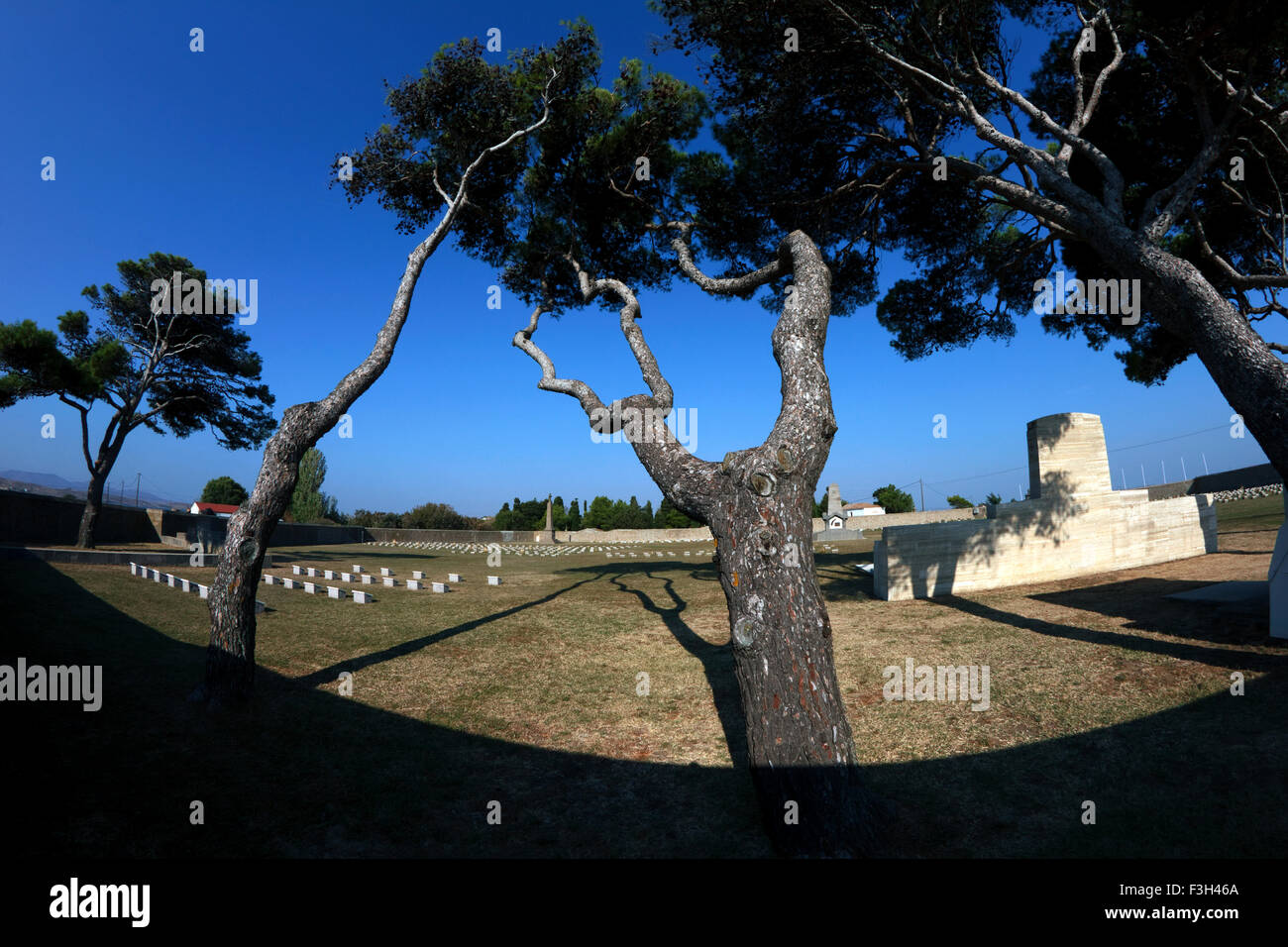 Ampio angolo di visione di Oriente Mudros cimitero militare. La funzione trasversale bramma (a destra) e il russo graves sezione (sinistra) sono visibili. Foto Stock