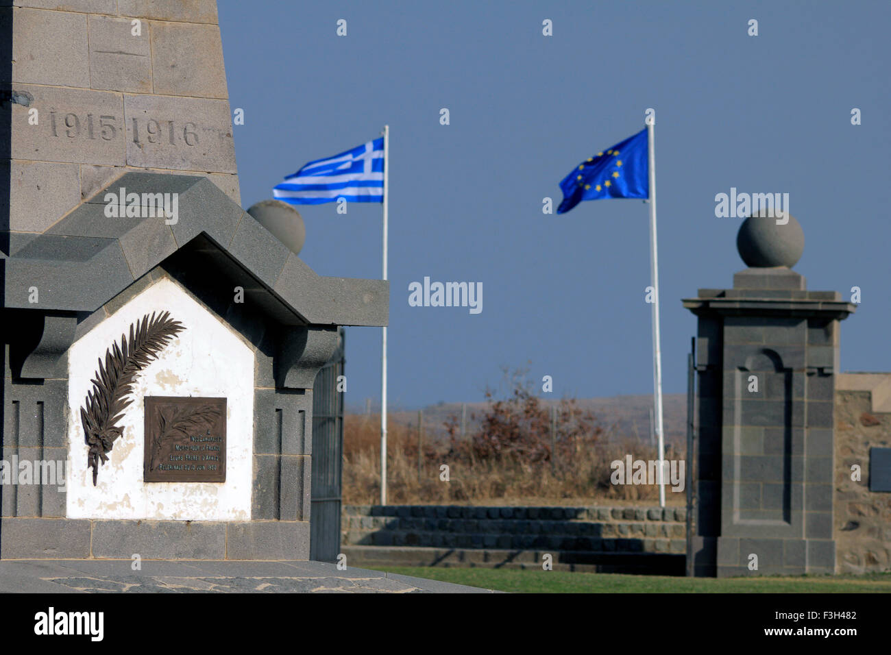 Grandangolari vista della disposizione oggetto contrassegnato per rimozione della placca russo profilato affacciata britannico e francese (a destra) monumenti. CWGC E.Moudros Foto Stock