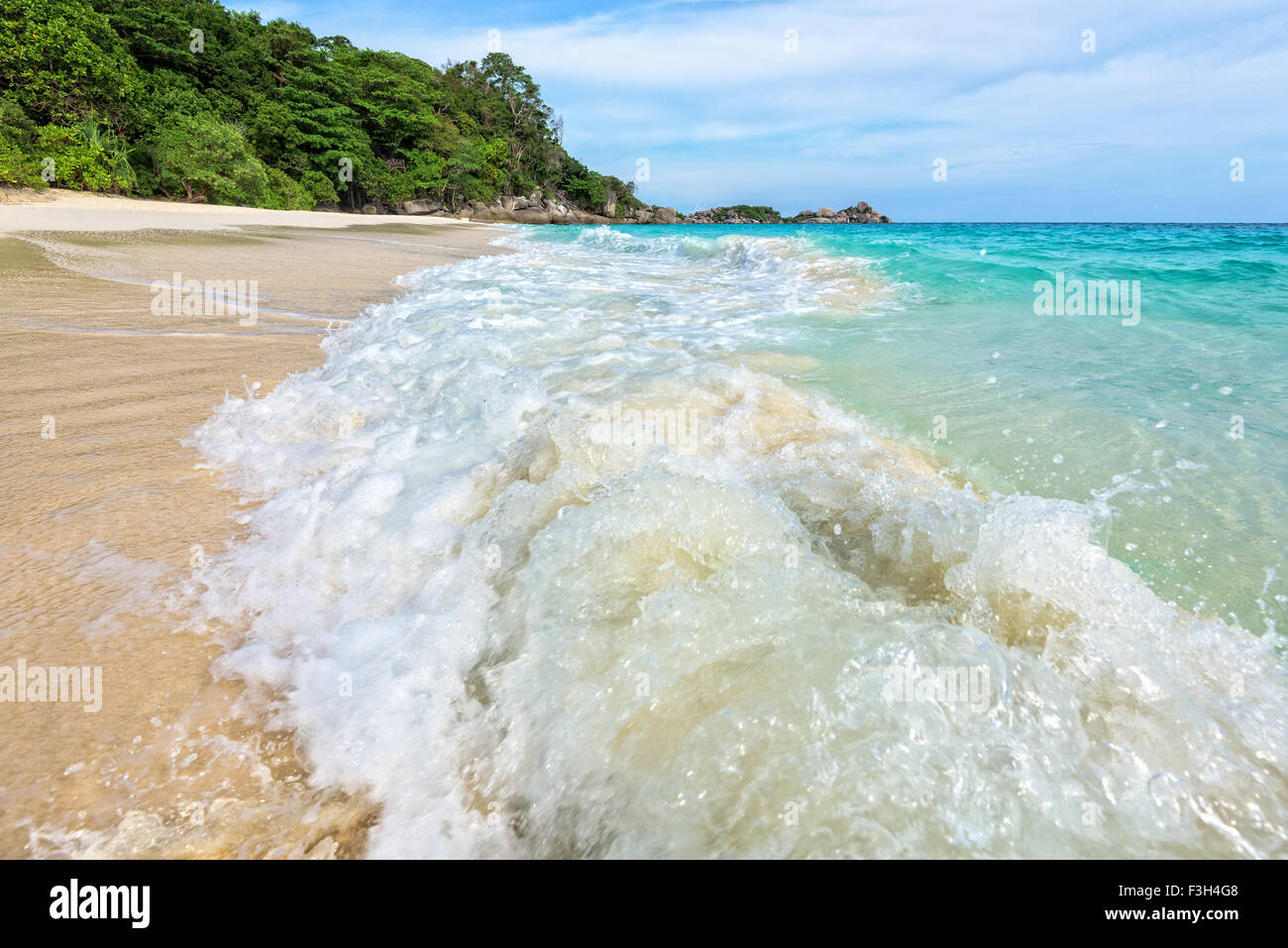 Bellissimo paesaggio blu del mare di sabbia bianca e onde sulla spiaggia durante il periodo estivo a Koh Miang isola in Mu Ko Similan parco nazionale, Foto Stock