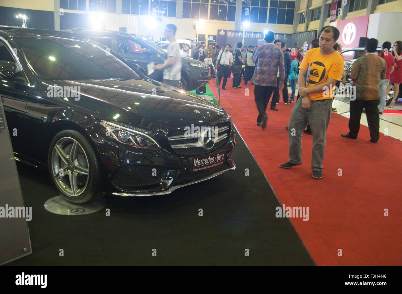 Makassar, Indonesia. 07 ott 2015. Visitatore guarda al Mercedes-Benz C 250 serie a Makassar Automotive Expo di Makassar, Indonesia il 7 ottobre 2015. Sebbene il numero di vendite sono diminuite nel corso del primo semestre del 2015 a causa nazionale i problemi economici, non smettere di aziende del settore automotive per penetrare il mercato attraverso la vendita diretta o mostre. Credito: Yermia Riezky Santiago/Alamy Live News Foto Stock