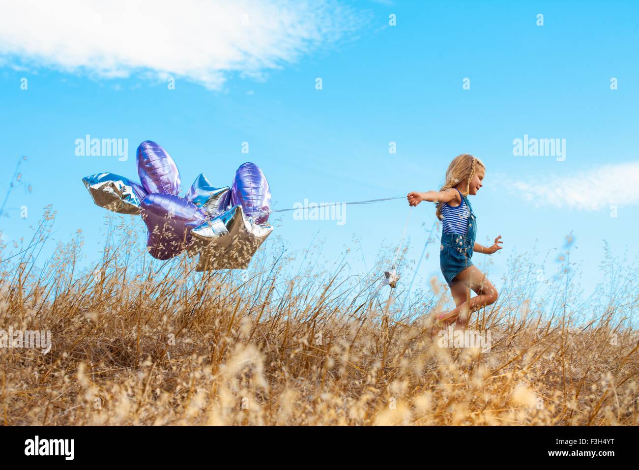 Le ragazze a giocare con palloncino, Mt Diablo membro Park, California, Stati Uniti d'America Foto Stock