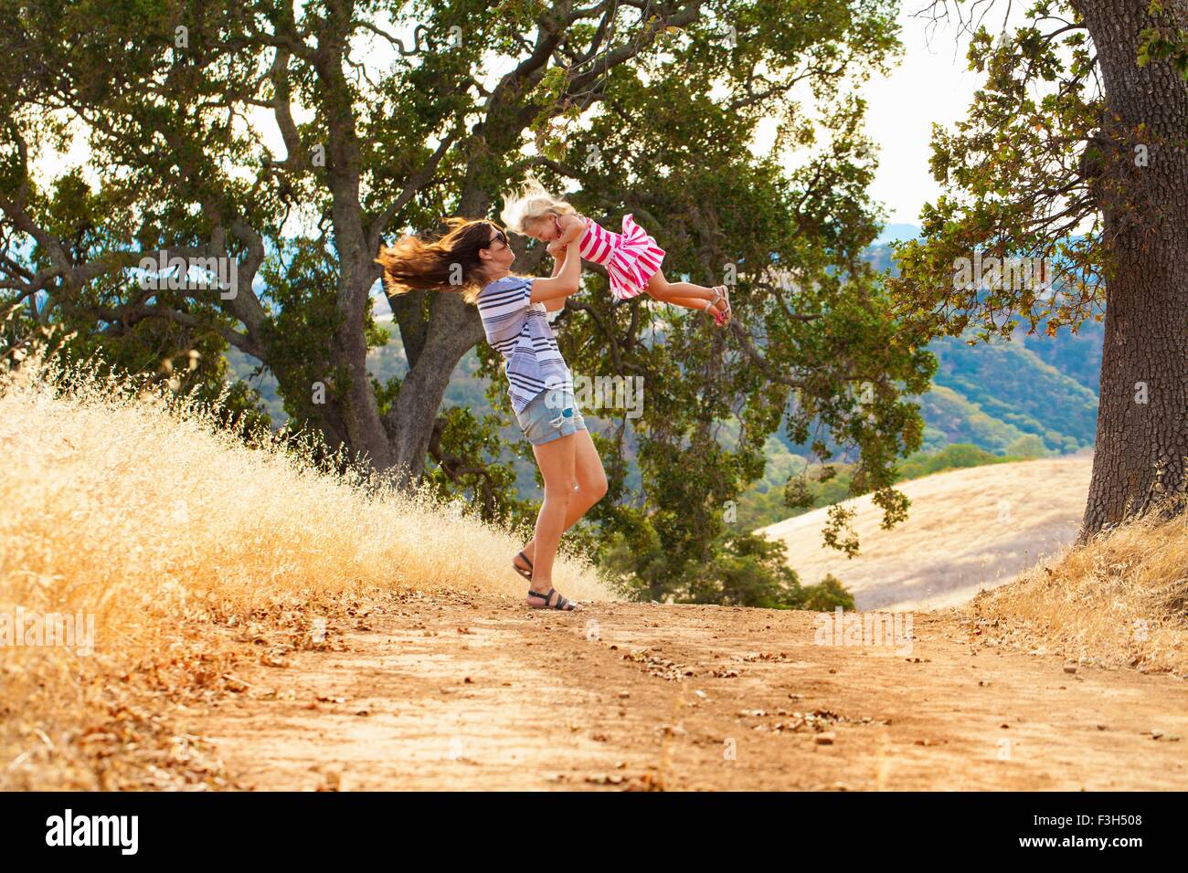 Madre e figlia divertendosi, Mt Diablo membro Park, California, Stati Uniti d'America Foto Stock