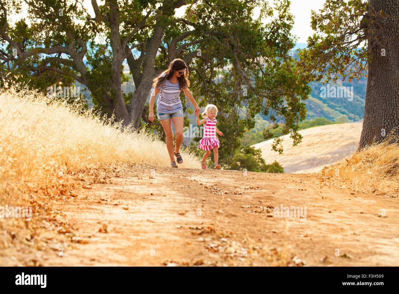 Madre e figlia divertendosi, Mt Diablo membro Park, California, Stati Uniti d'America Foto Stock