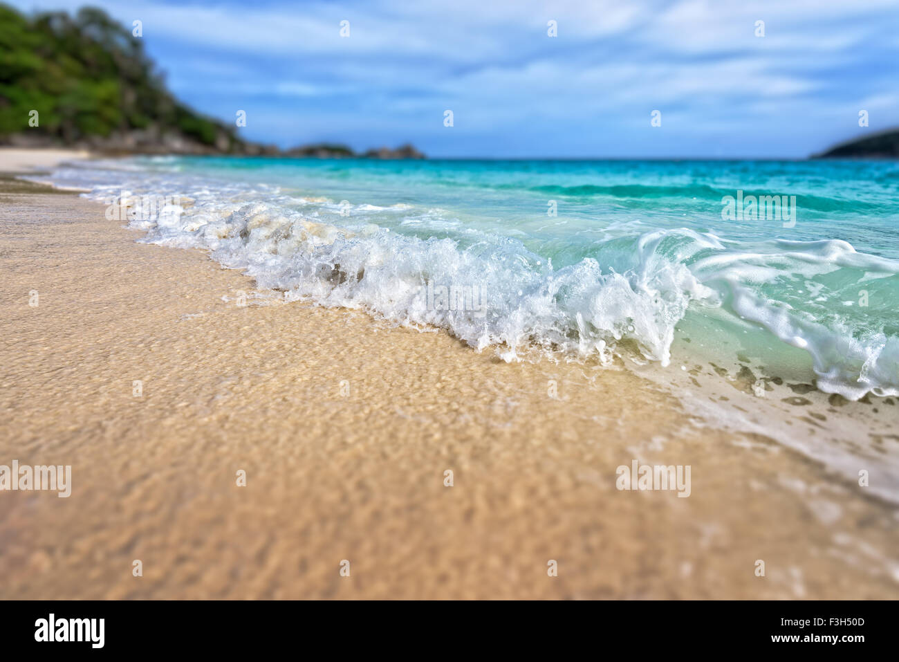 Tilt-Shift morbido effetto di sfocatura bellissimo paesaggio blu del mare di sabbia bianca e onde sulla spiaggia durante il periodo estivo a Koh Miang isola Foto Stock