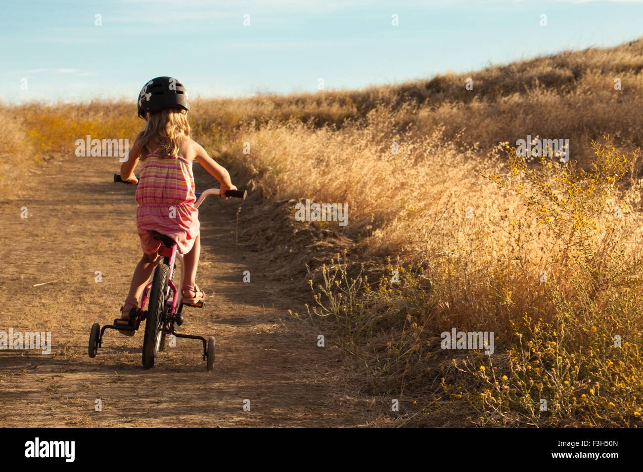 Ragazza in bicicletta, Mt Diablo membro Park, California, Stati Uniti d'America Foto Stock