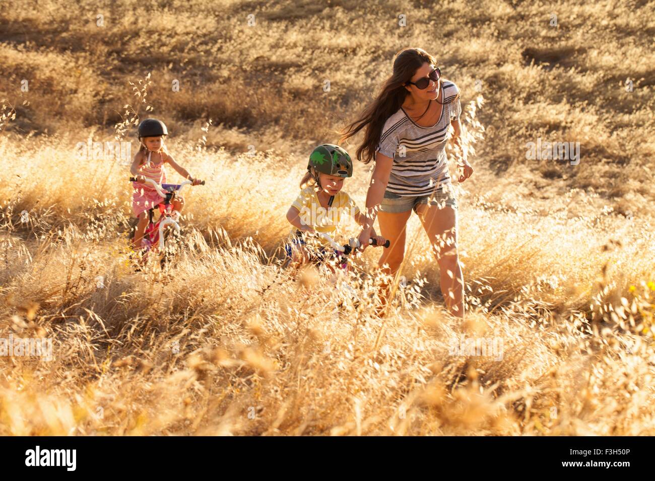 La madre e le figlie in bicicletta, Mt Diablo membro Park, California, Stati Uniti d'America Foto Stock