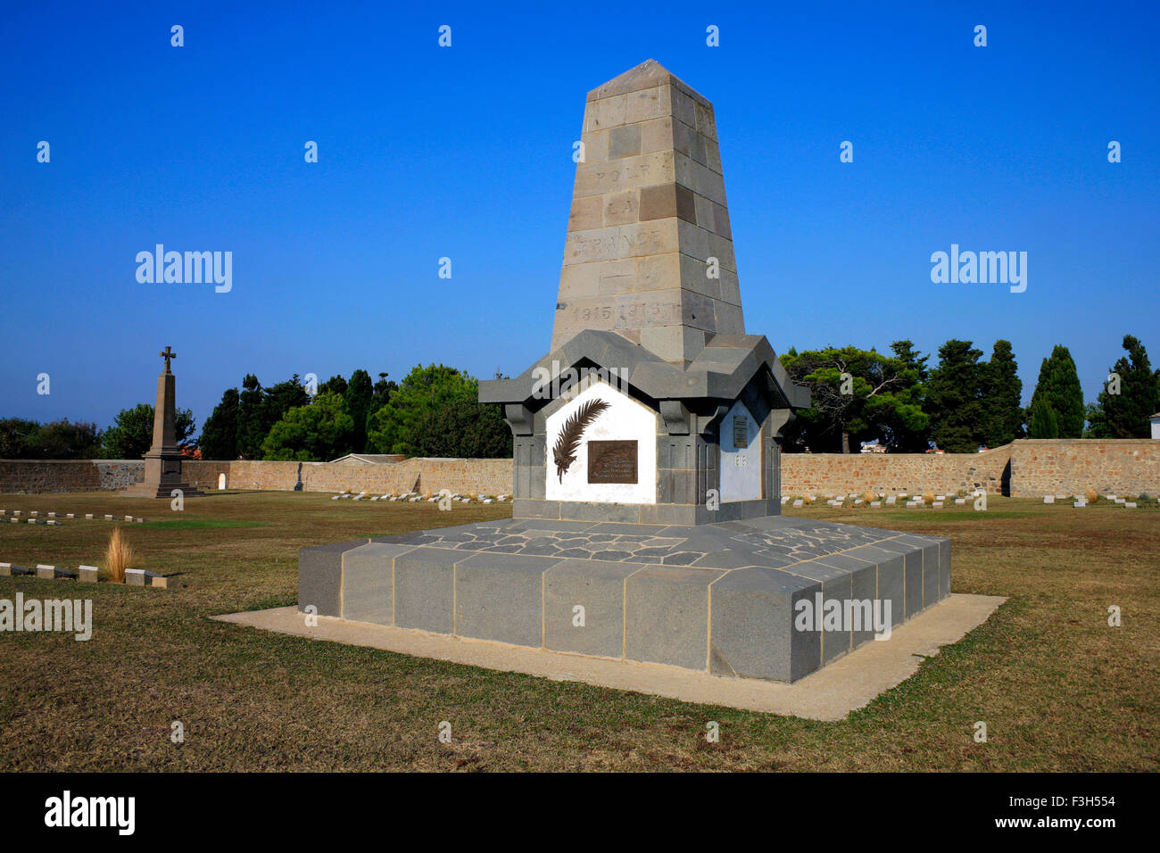 Ampio angolo di visione del francese monumento nel cimitero CWGC, Est Moudros. Limnos o lemnos Island, Grecia Foto Stock