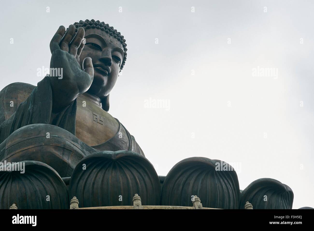 Big Buddha, Lantau Island, a Hong Kong e a basso angolo di visione Foto Stock