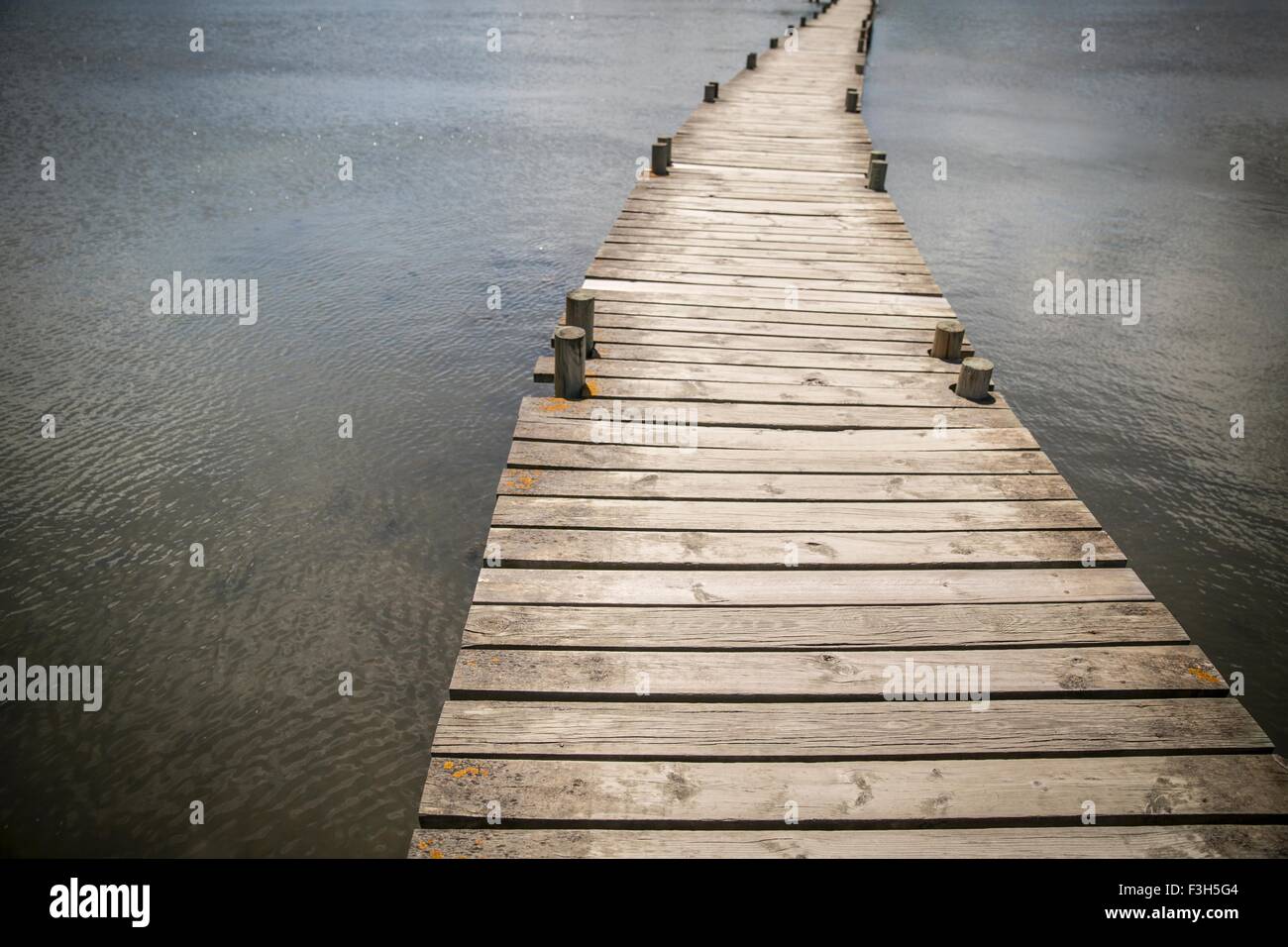 Il molo di legno su acqua Foto Stock