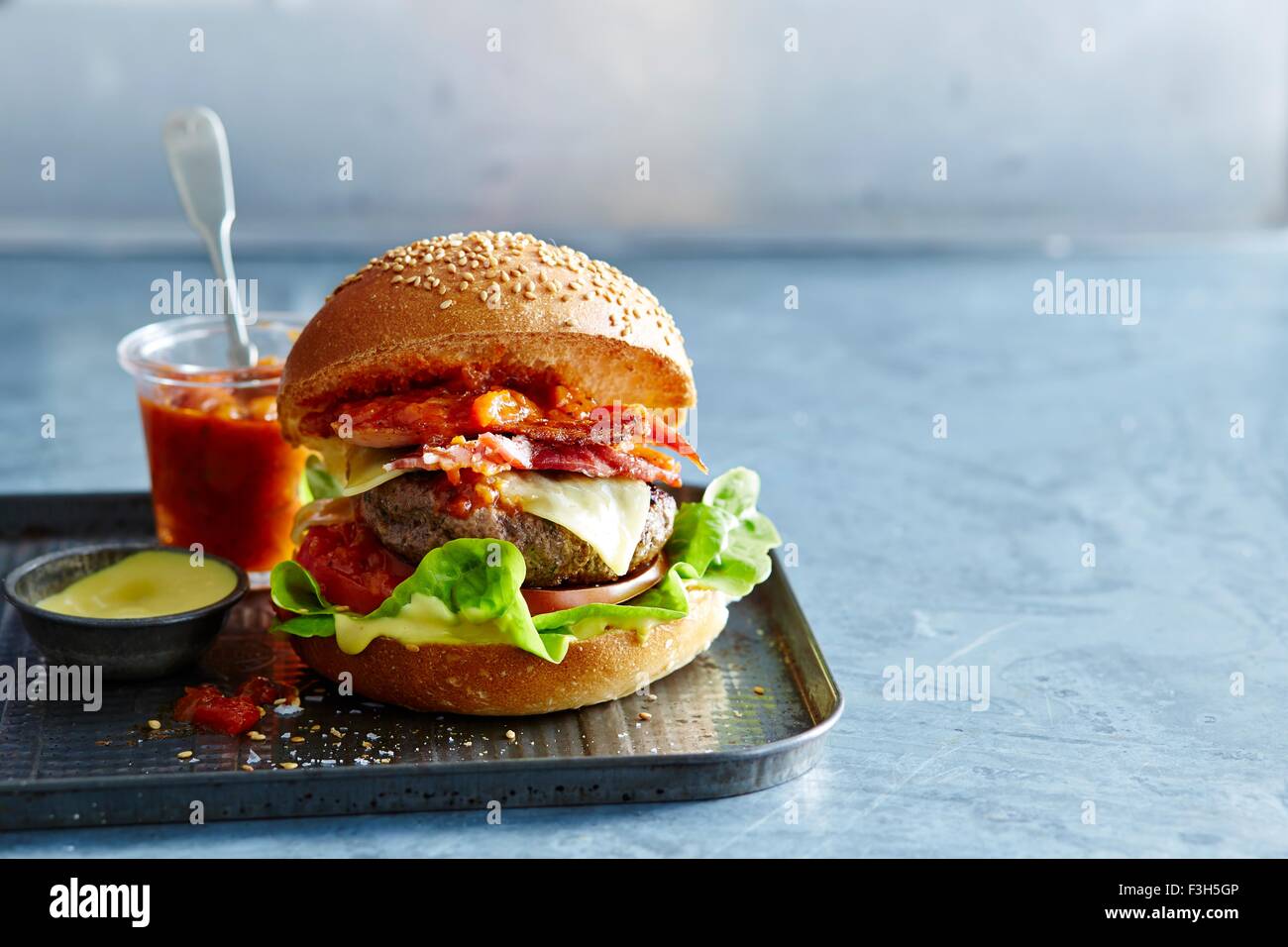 Hamburger di manzo piccante con ketchup e senape maionese Foto Stock
