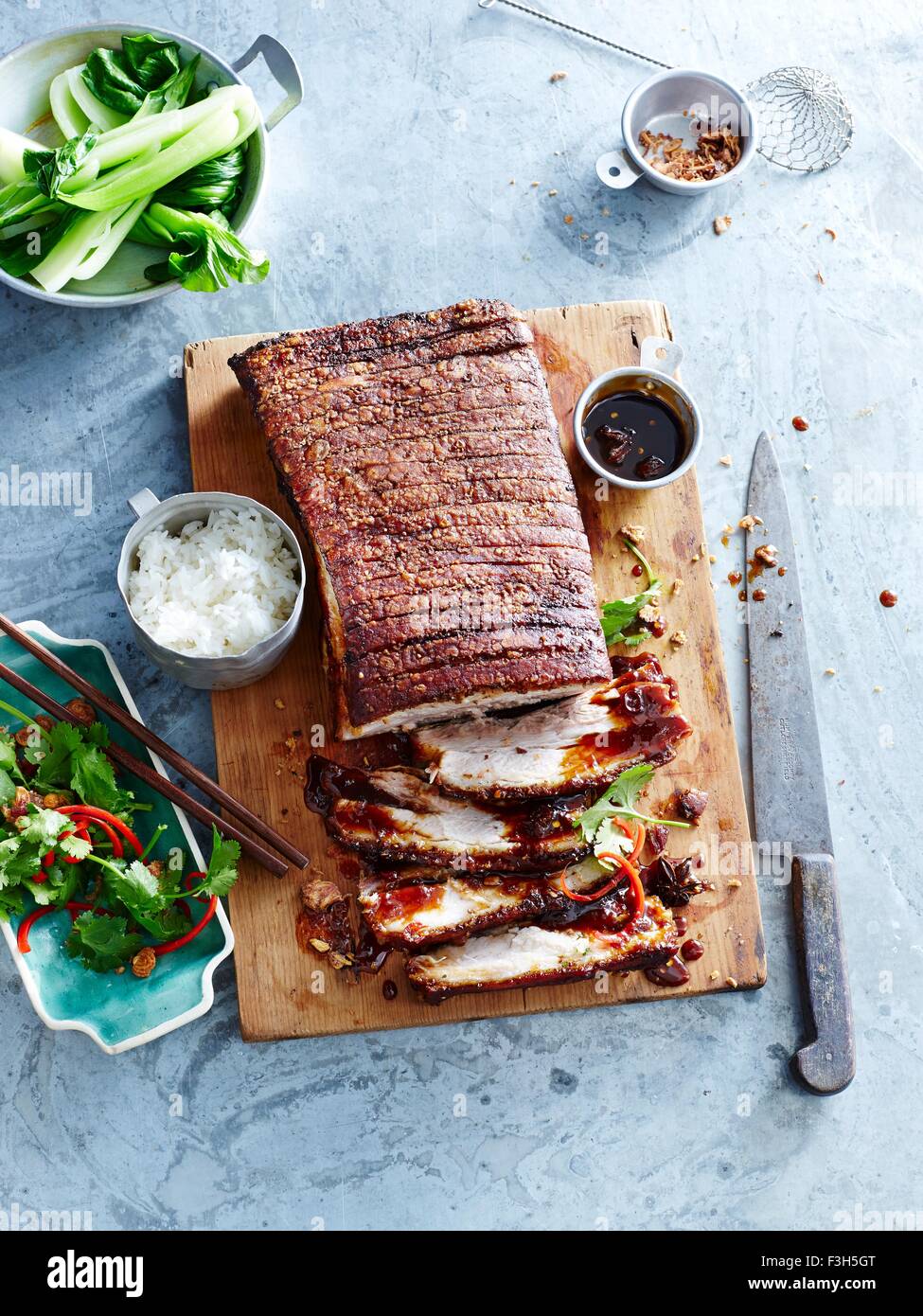 Croccante di pancetta di maiale con salsa di caramello e cavolo cinese Foto Stock
