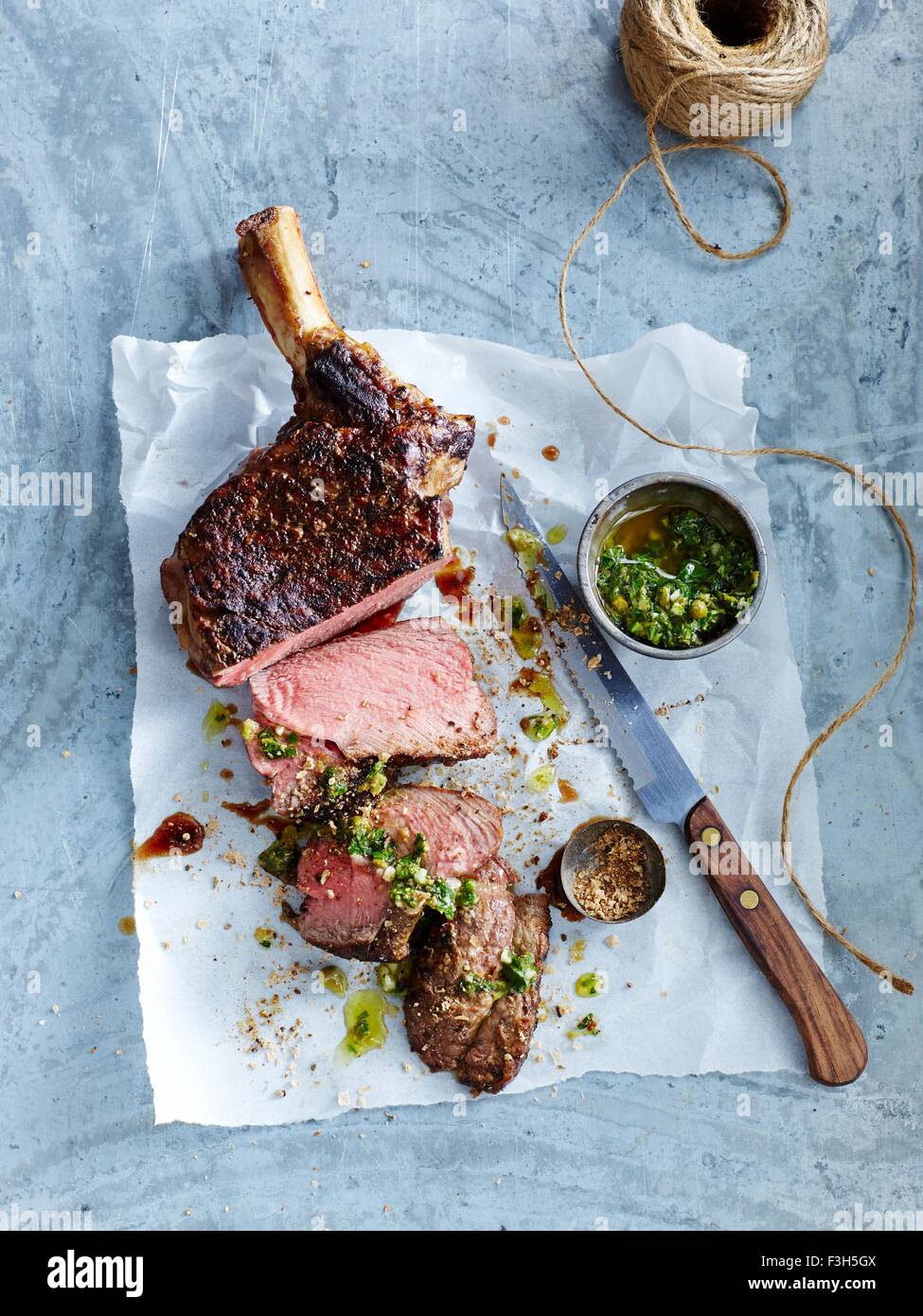 Costata di manzo con funghi porcini e peppe sale e salsa verde Foto Stock