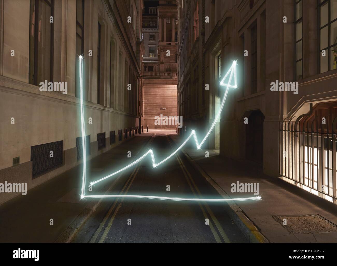 Grafico incandescente con la freccia in alto sul simbolo sulla via della città di notte Foto Stock