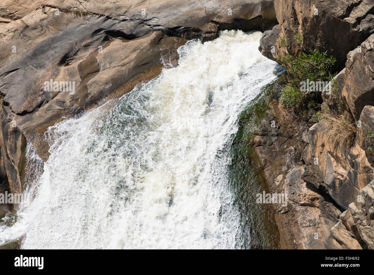 Acqua a cascata su roccia presso il Lowveld Giardino Botanico Nazionale Foto Stock