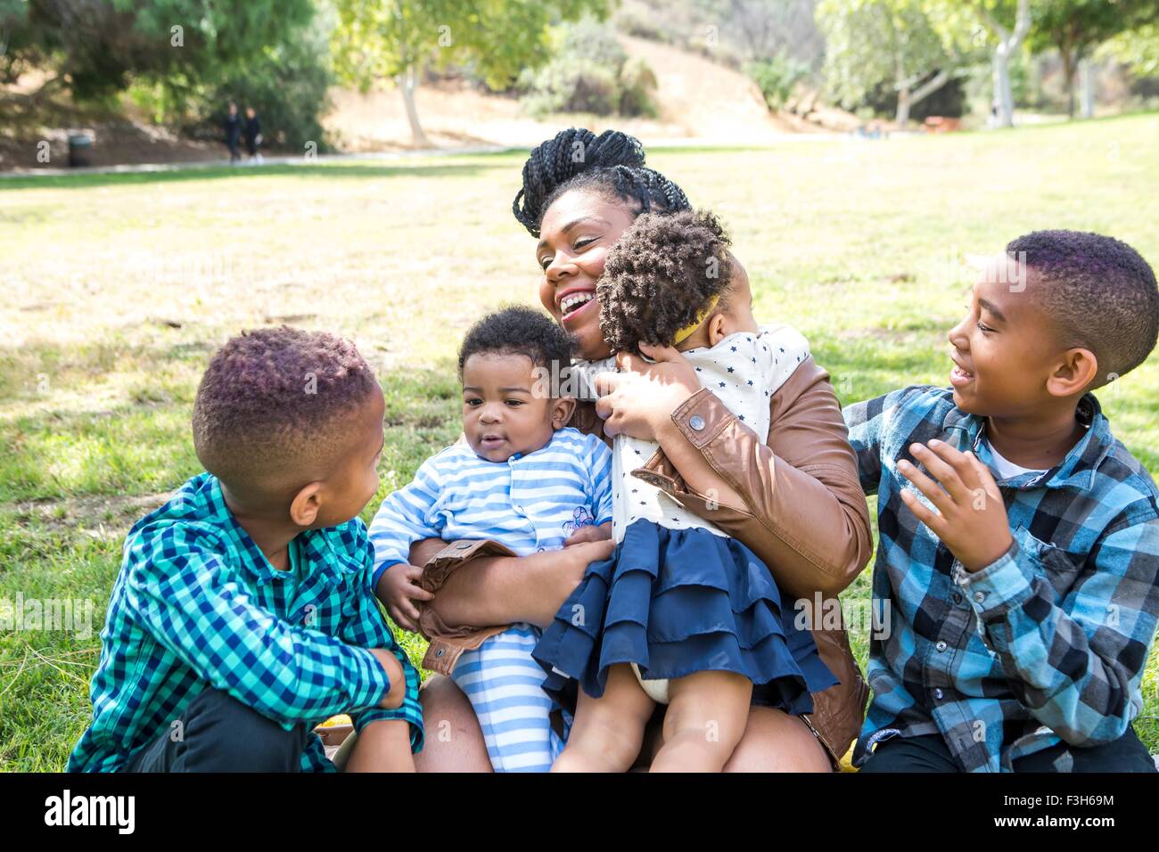 Madre e bambini in posizione di parcheggio Foto Stock