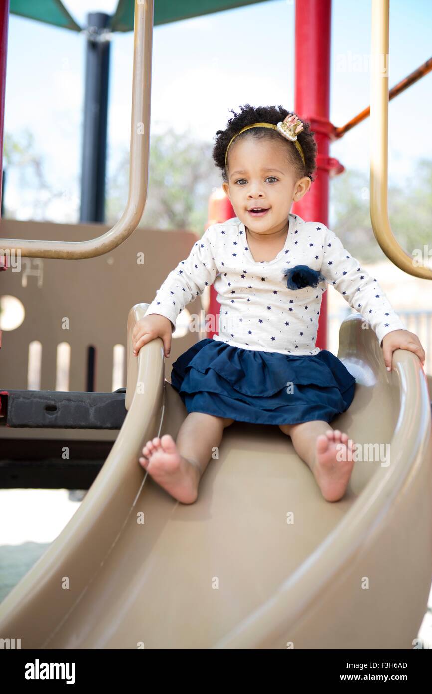 Il Toddler giocando sulla diapositiva Foto Stock