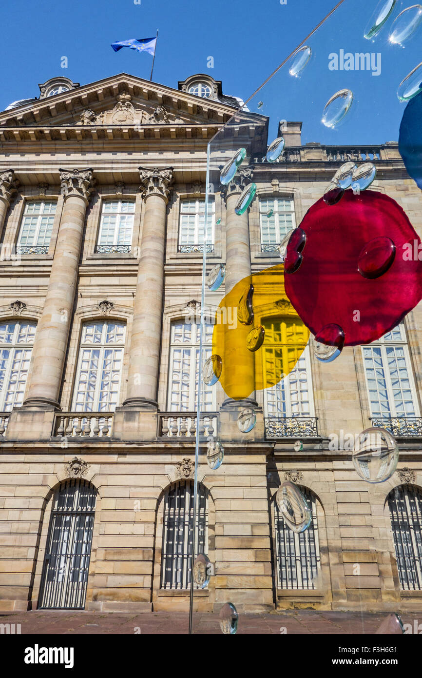 Moderne opere d'arte di fronte al Palais Rohan / Palazzo Rohan nella città di Strasburgo, Alsazia, Francia Foto Stock