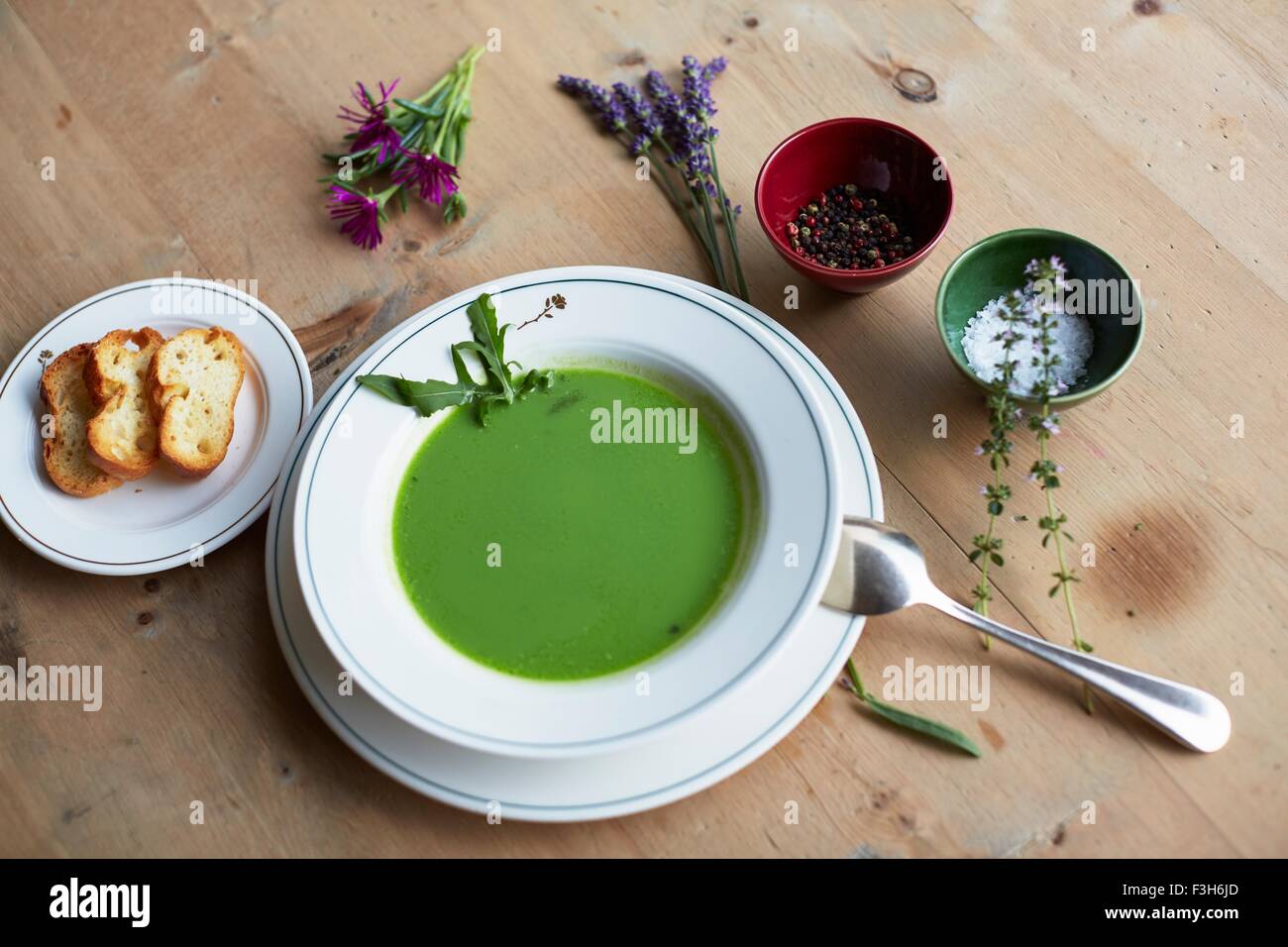 Tavolo con fresco verde e la zuppa di pane Foto Stock