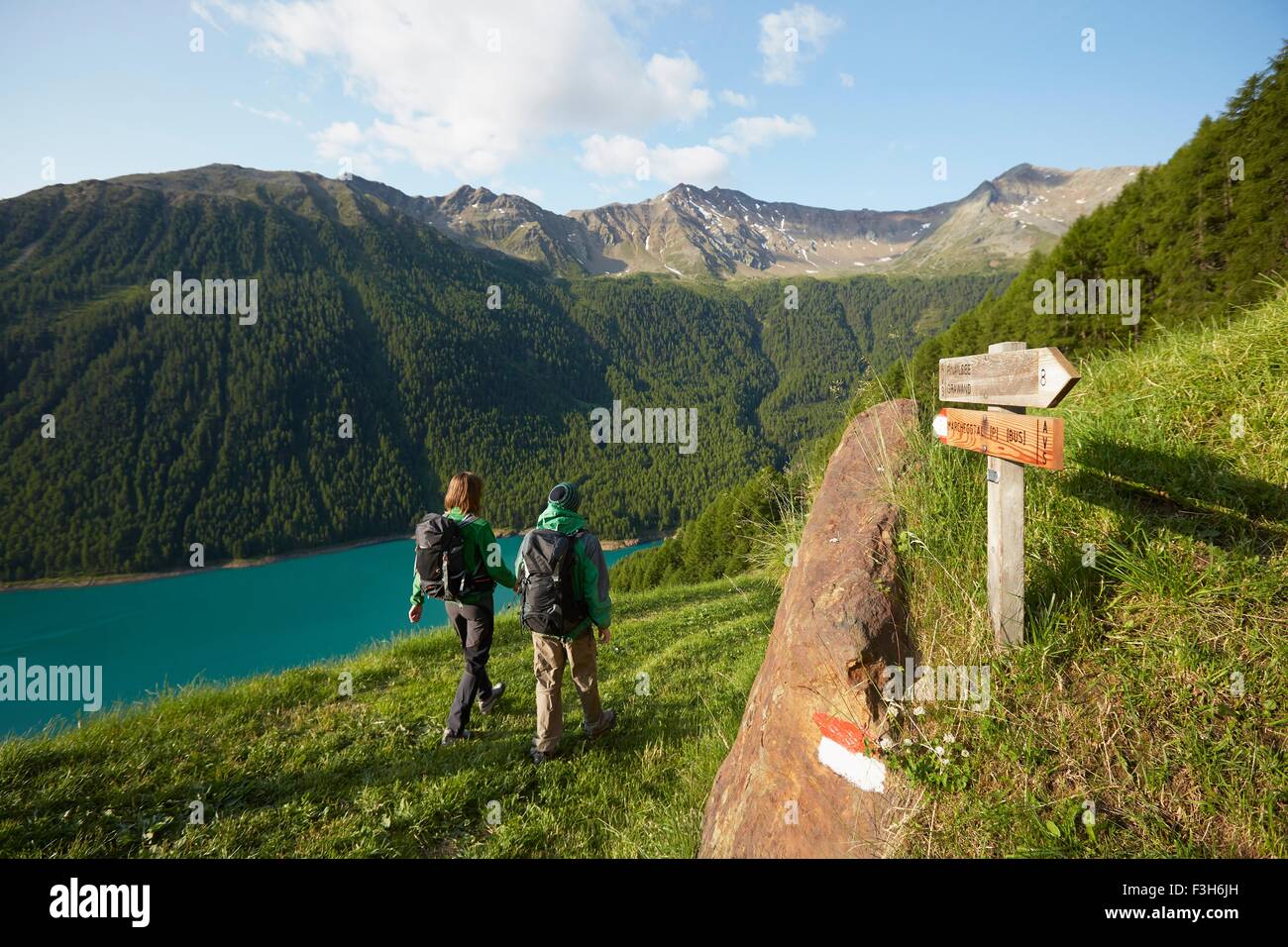 Vista posteriore della coppia giovane escursionismo al serbatoio di Vernago, Val Senales Alto Adige - Italia Foto Stock