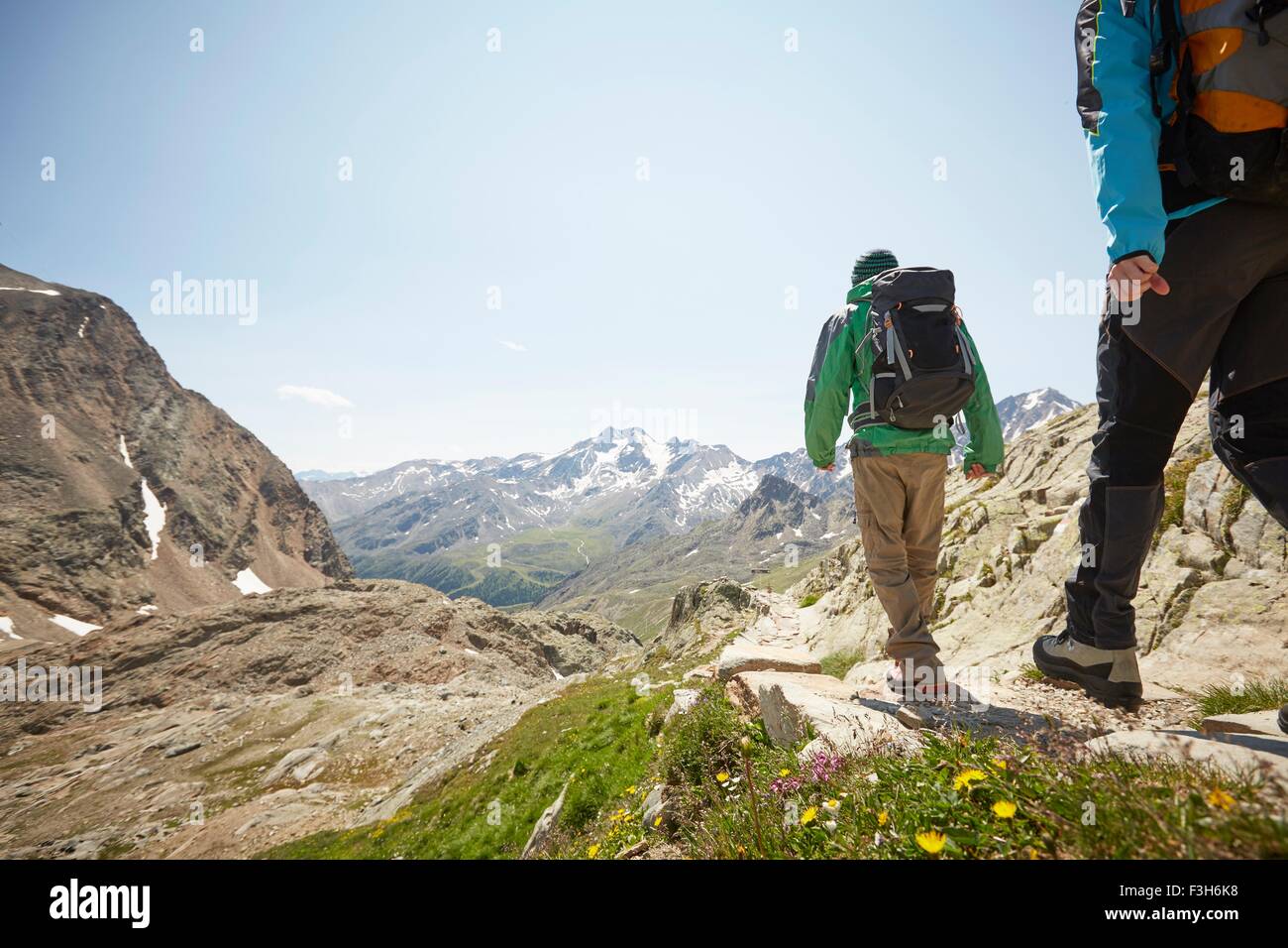 Vista posteriore del giovane coppia escursioni in Val Senales ghiacciaio della Val Senales, Alto Adige, Italia Foto Stock