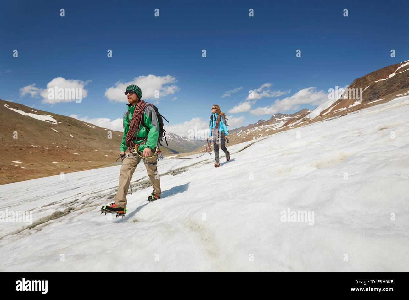 Coppia giovane escursionismo giù sul ghiaccio val Senales ghiacciaio della Val Senales, Alto Adige, Italia Foto Stock