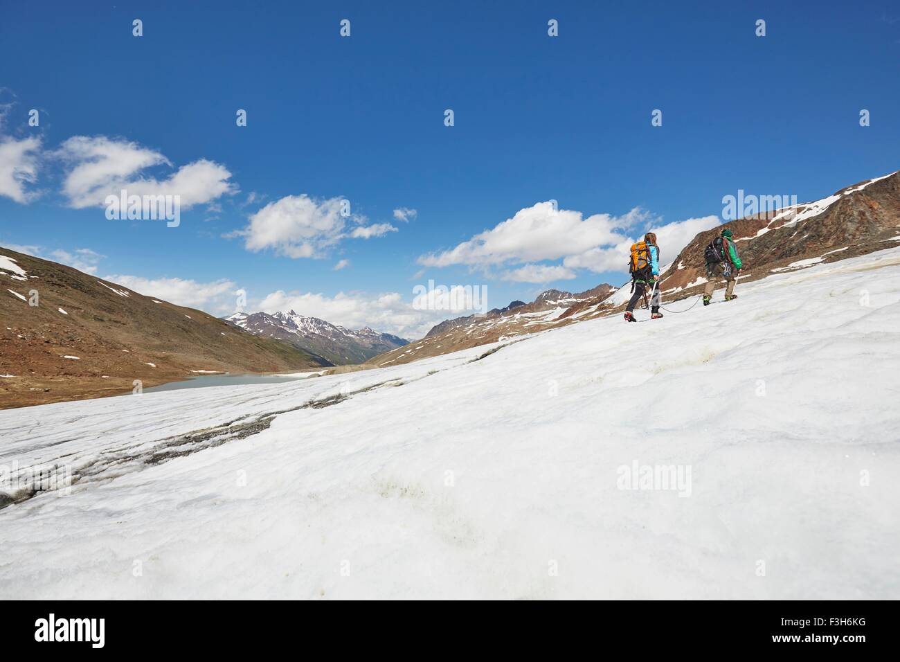 Coppia giovane escursioni sul ghiaccio in Val Senales ghiacciaio della Val Senales, Alto Adige, Italia Foto Stock