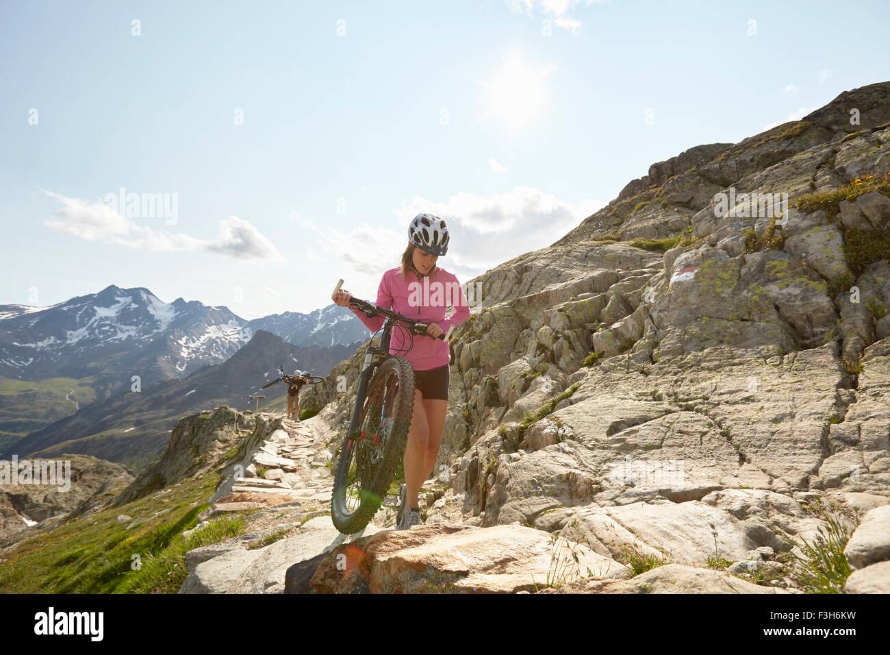 Coppia giovane con le mountain bike sul percorso in Val Senales ghiacciaio della Val Senales, Alto Adige, Italia Foto Stock