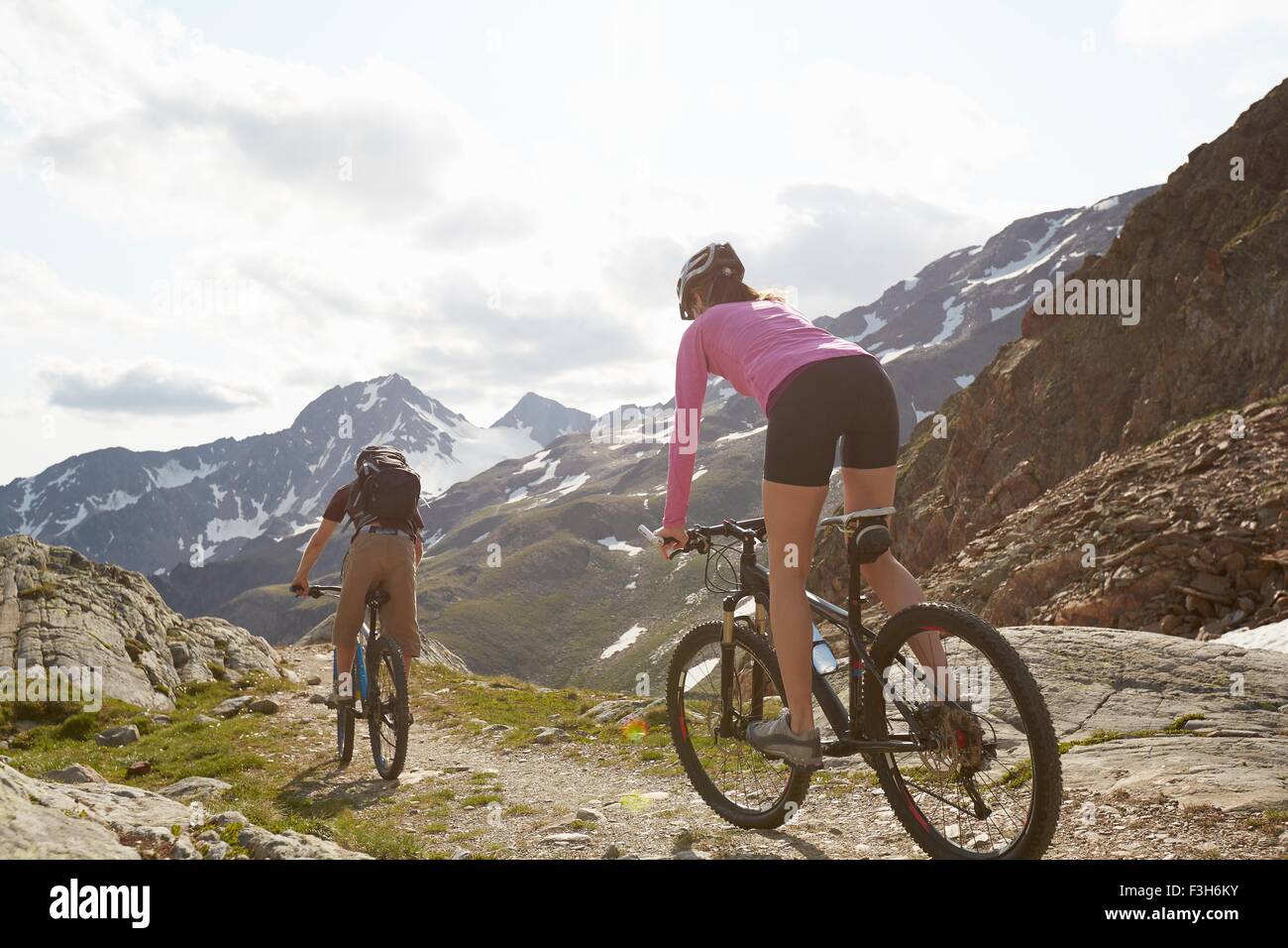 Vista posteriore della coppia giovane mountainbike in Val Senales ghiacciaio della Val Senales, Alto Adige, Italia Foto Stock