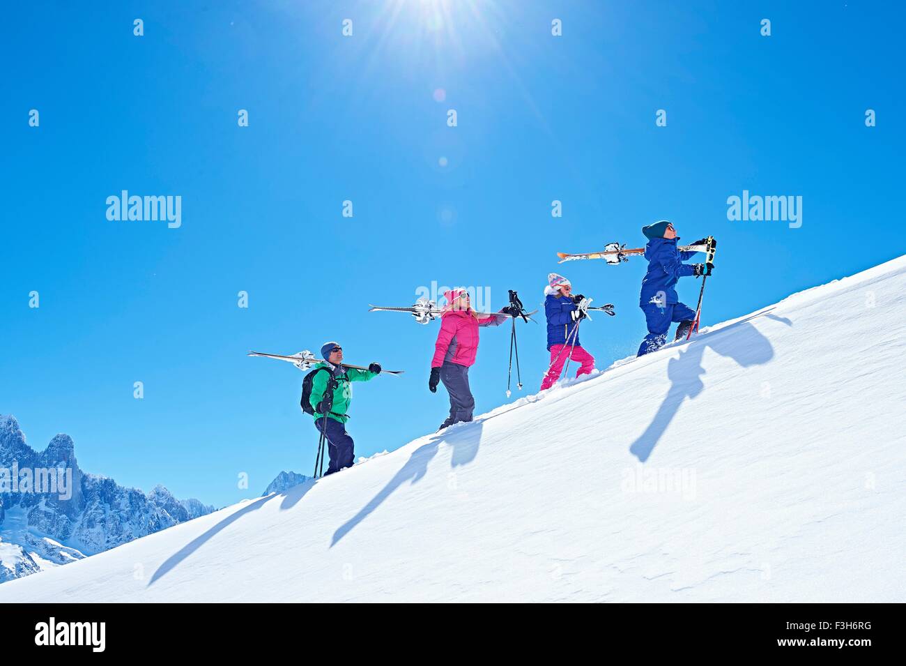 Famiglia in vacanza sciistica, Chamonix, Francia Foto Stock