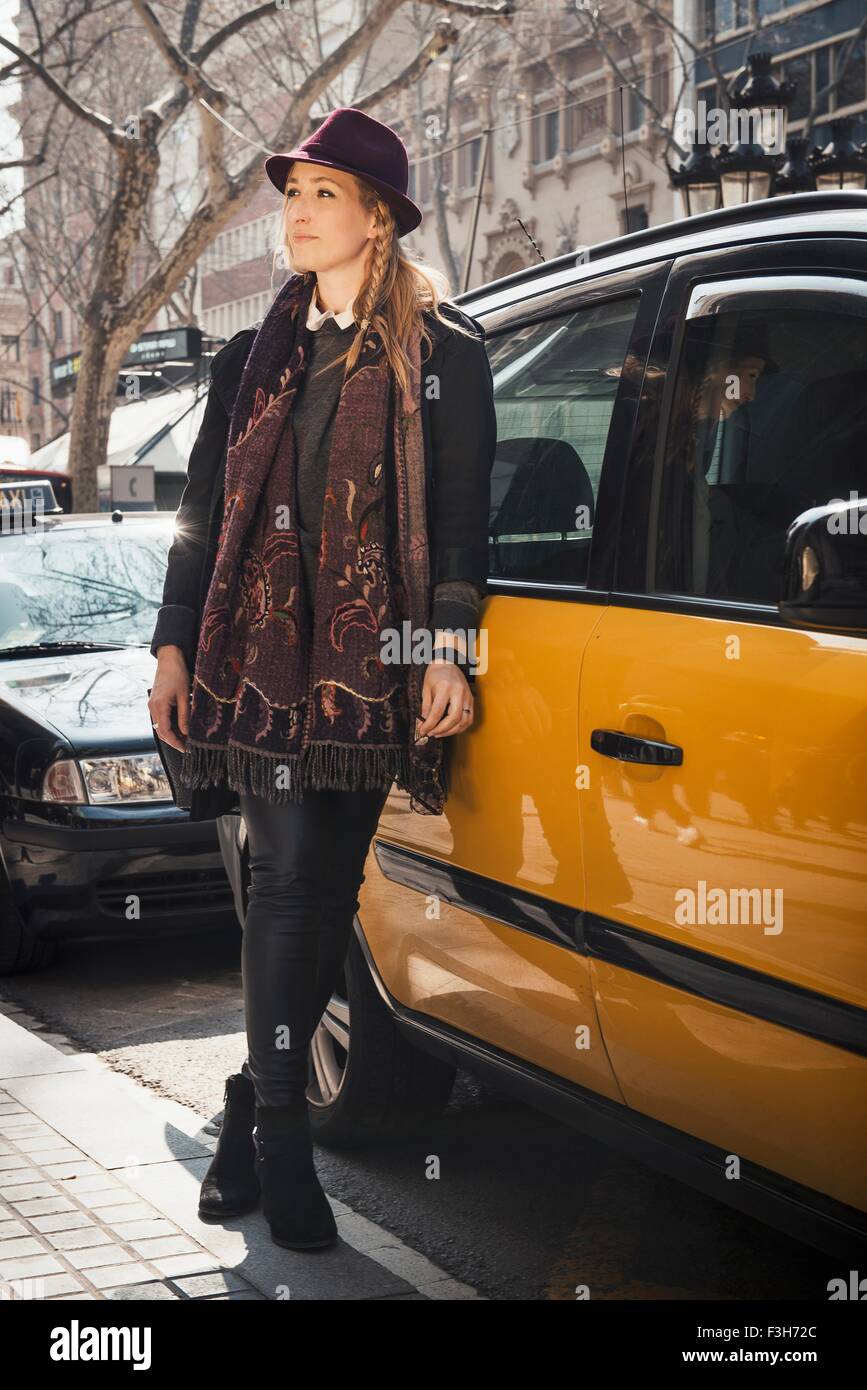 Donna in piedi accanto a cabina, La Rambla, Barcelona, Spagna Foto Stock