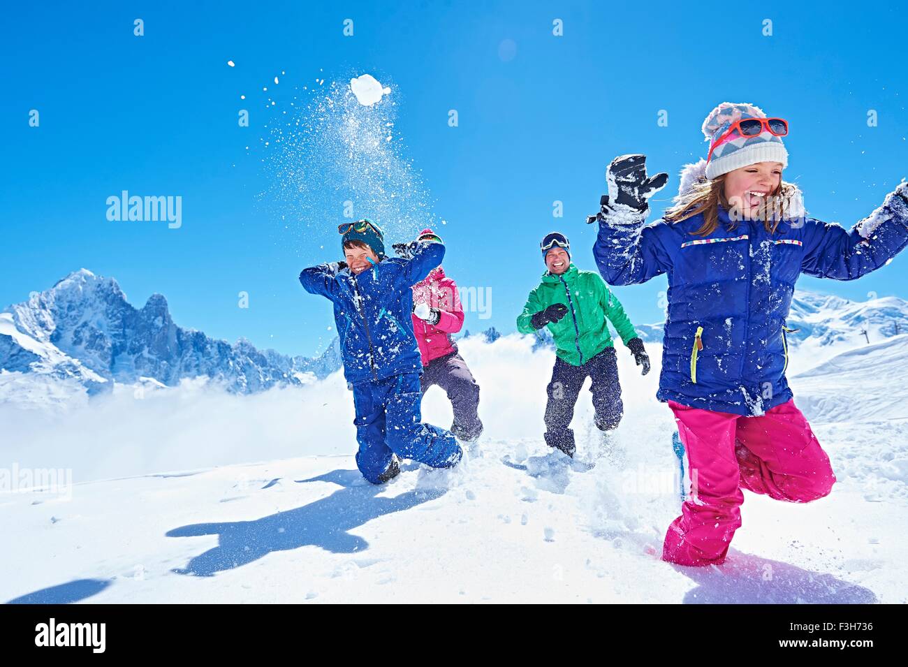 Famiglia avente lotta con le palle di neve, Chamonix, Francia Foto Stock