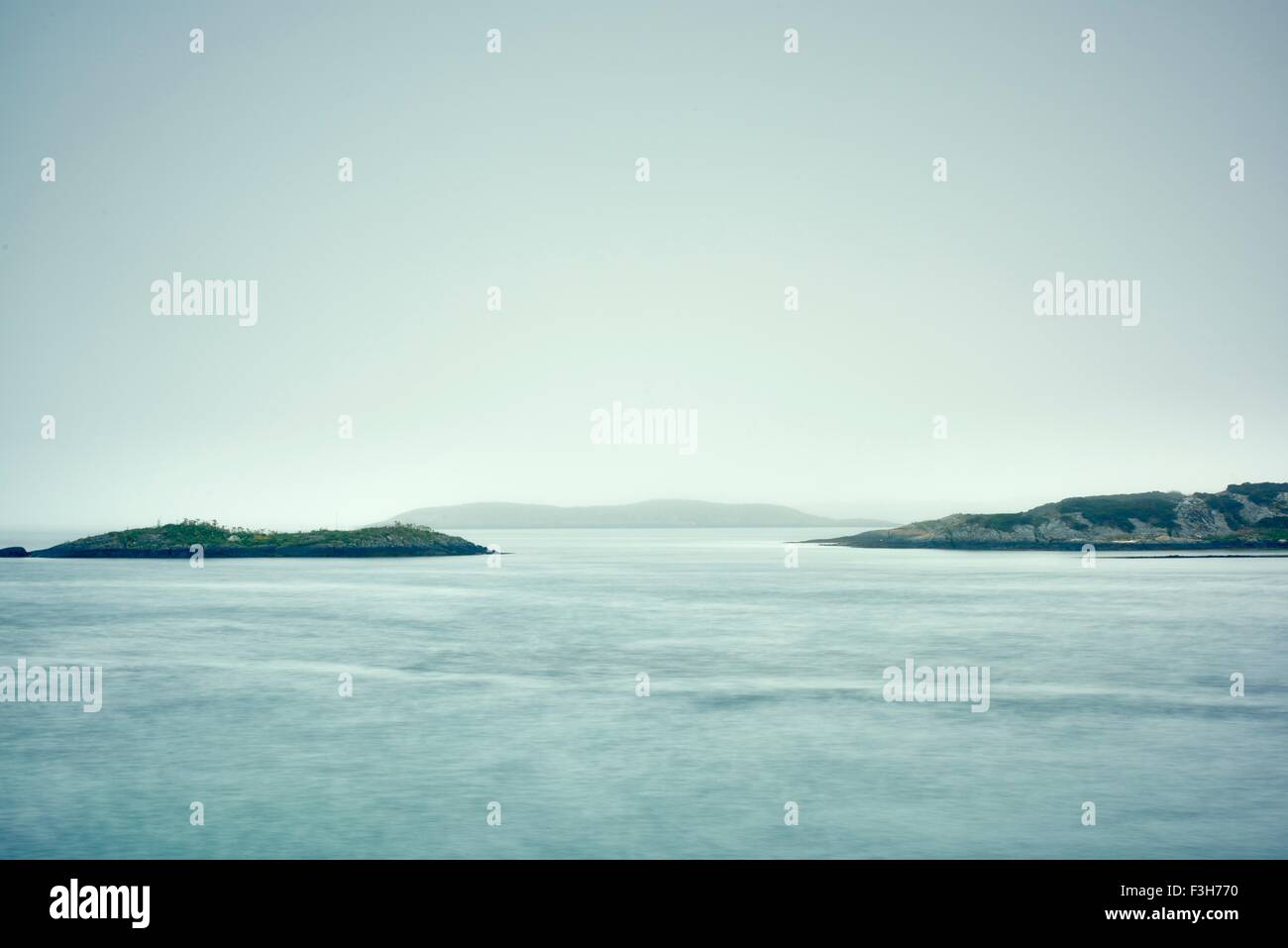 Vista nebbiosa attraverso acqua di isole rocciose, Haugesund, Rogaland County, Norvegia Foto Stock