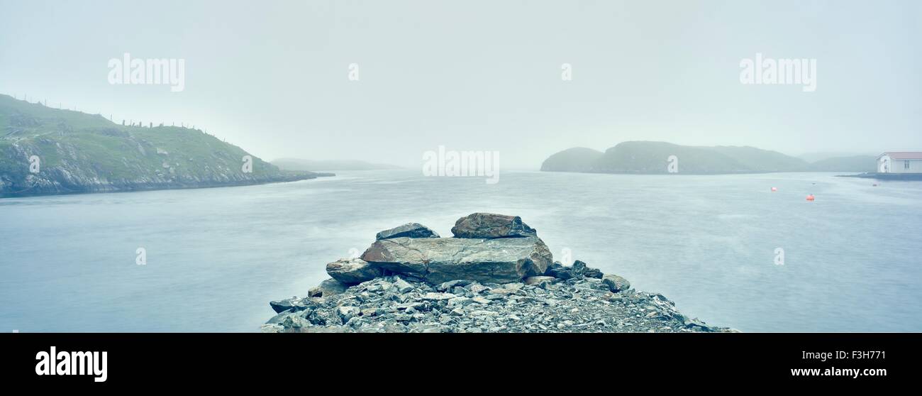 Vista nebbiosa attraverso acqua di isole rocciose, Haugesund, Rogaland County, Norvegia Foto Stock