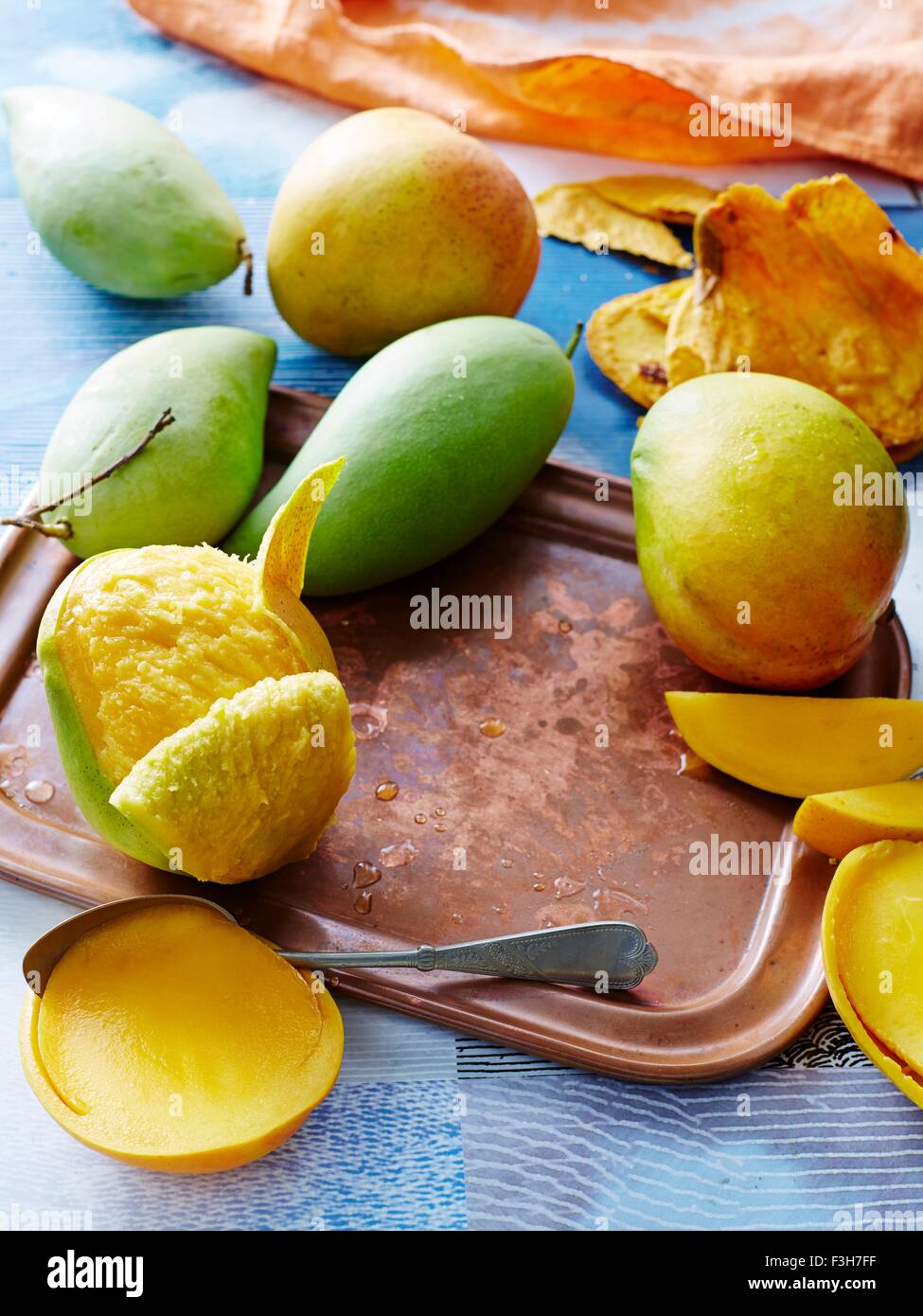 Angolo di alta vista di mango fresco frutta sul vassoio di legno Foto Stock