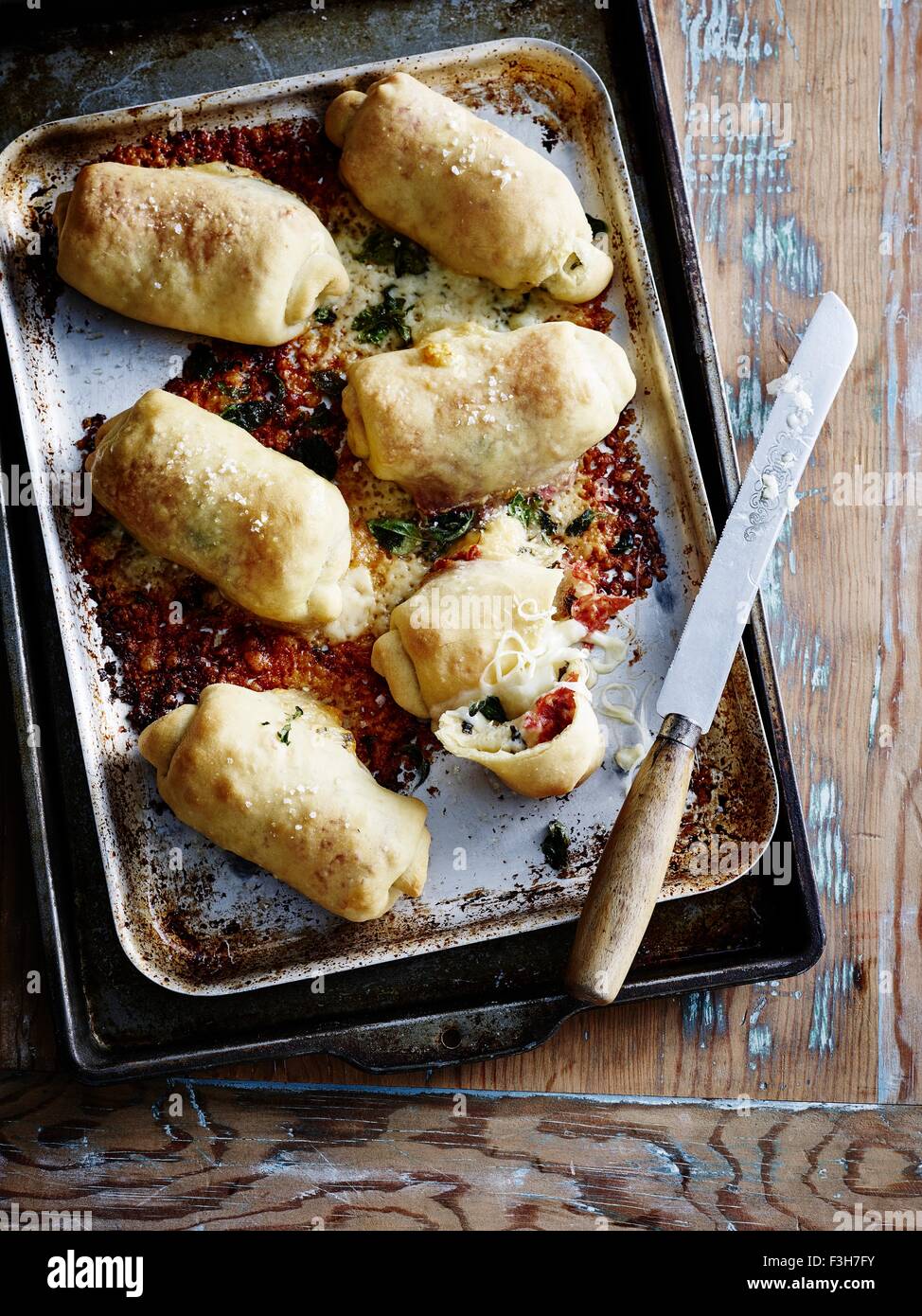 Vista aerea di stromboli su teglie Foto Stock