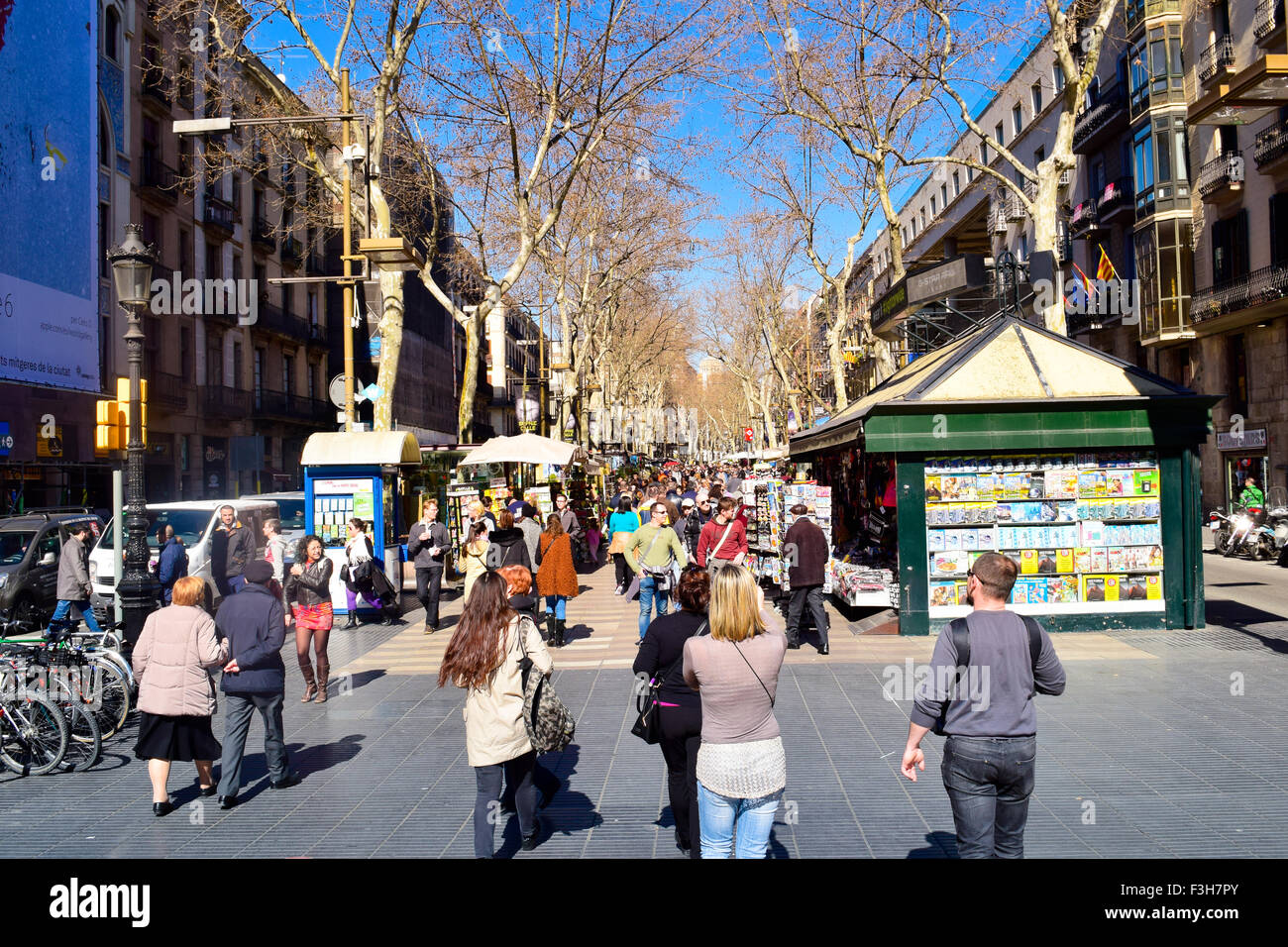 La gente camminare lungo La Rambla. Barcellona, in Catalogna, Spagna. Foto Stock
