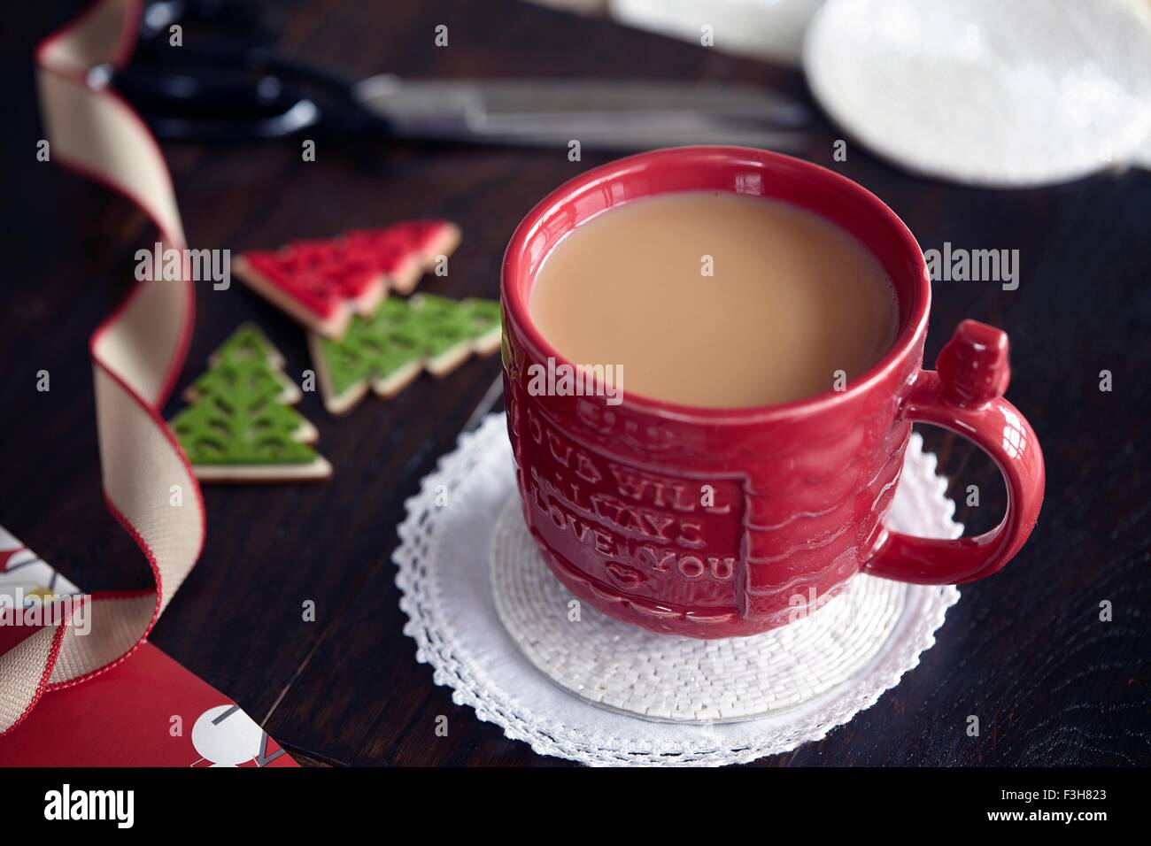 Bollitore per tè e decorazioni di Natale Foto Stock