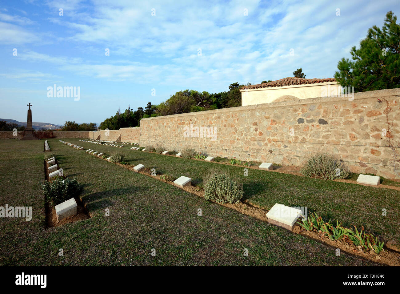 Grafico 1 disposizione di sepoltura, la cappella di Moudros cimitero civile e il monumento britannico in background. Oriente Mudros, Limnos Foto Stock