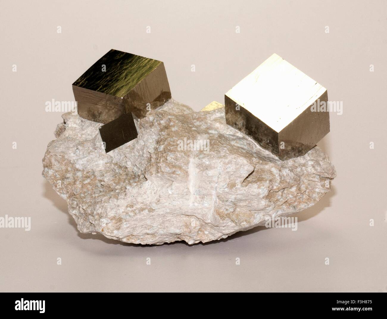Pirite di ferro cristalli cubici in matrice, raccolti a Mina Victoria, Navajun La Rioja, Spagna Foto Stock