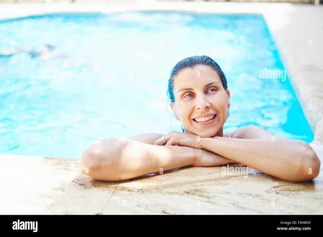Ritratto di donna matura con capelli bagnati in piscina Foto Stock