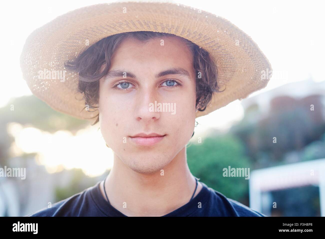 Close up ritratto di giovane uomo che indossa cappello in spiaggia Foto Stock