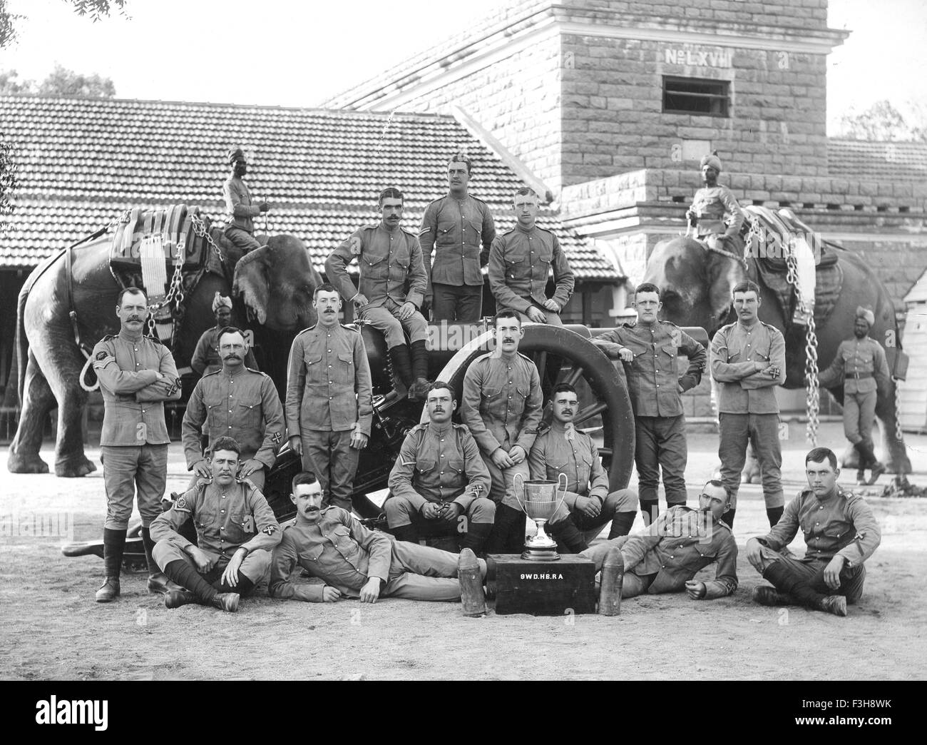 BRITISH esercito indiano membri di un Royal Artillery batteria elefante circa 1905 Foto Stock