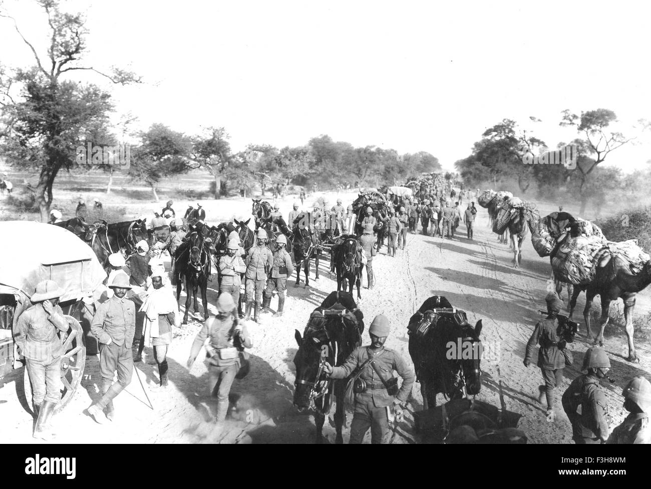 BRITISH esercito indiano sul marzo circa 1905. Nota cammelli a destra con gli elefanti in corrispondenza di estremità lontana del bagaglio in treno Foto Stock